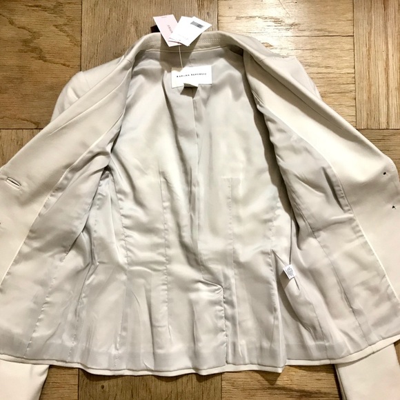 Banana Republic Cream Blazer - Picture 3 of 8